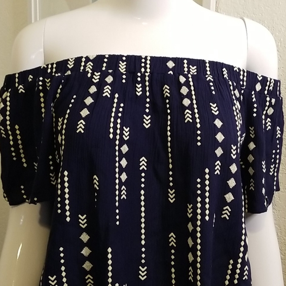 Everly navy cold shoulder top size medium, EUC - Picture 3 of 9